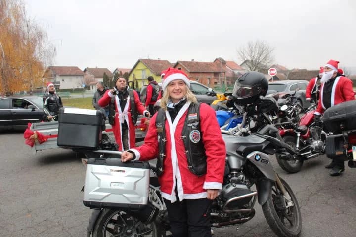 PLETERNIČKI MOTO KLUB „BULLS“: Školskoj djeci i predškolcima podijelili prigodne darove