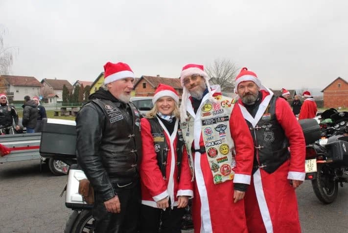 PLETERNIČKI MOTO KLUB „BULLS“: Školskoj djeci i predškolcima podijelili prigodne darove
