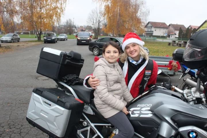 PLETERNIČKI MOTO KLUB „BULLS“: Školskoj djeci i predškolcima podijelili prigodne darove