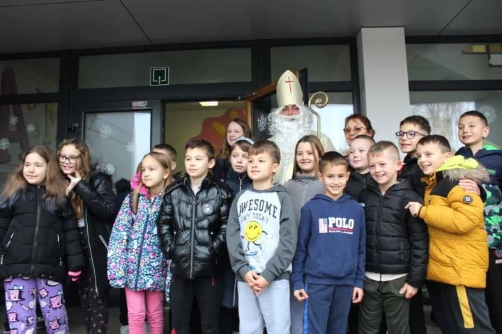 PLETERNIČKI MOTO KLUB „BULLS“: Školskoj djeci i predškolcima podijelili prigodne darove