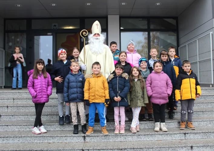 PLETERNIČKI MOTO KLUB „BULLS“: Školskoj djeci i predškolcima podijelili prigodne darove