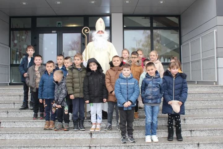 PLETERNIČKI MOTO KLUB „BULLS“: Školskoj djeci i predškolcima podijelili prigodne darove