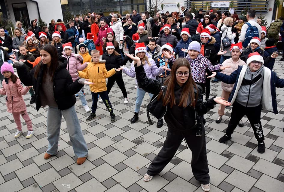 ADVENTSKI SAJAM U CESARIĆU: Zarađeno doniraju Udruzi „Mali princ“
