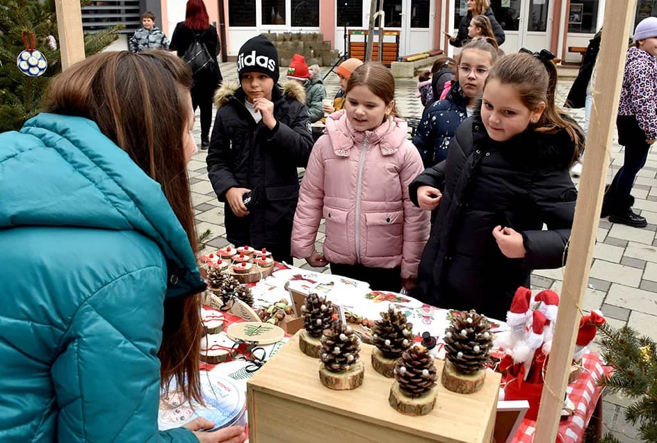ADVENTSKI SAJAM U CESARIĆU: Zarađeno doniraju Udruzi „Mali princ“