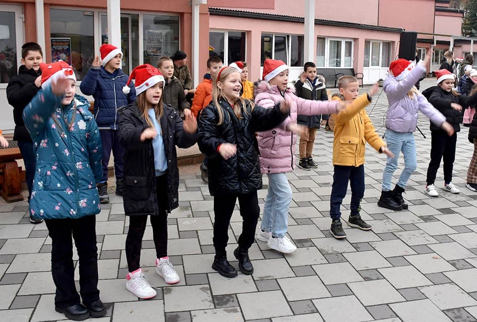 ADVENTSKI SAJAM U CESARIĆU: Zarađeno doniraju Udruzi „Mali princ“