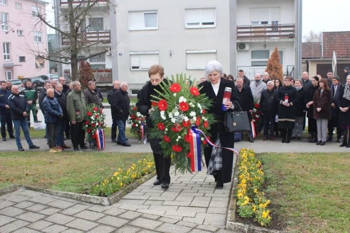 OBILJEŽAVANJE DANA GRADA PLETERNICE: Polaganjem vijenaca odana počast hrvatskim braniteljima