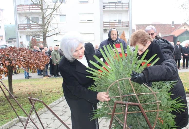 OBILJEŽAVANJE DANA GRADA PLETERNICE: Polaganjem vijenaca odana počast hrvatskim braniteljima