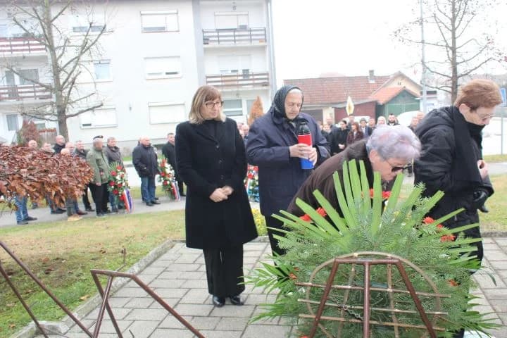 OBILJEŽAVANJE DANA GRADA PLETERNICE: Polaganjem vijenaca odana počast hrvatskim braniteljima