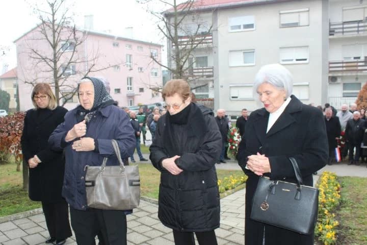 OBILJEŽAVANJE DANA GRADA PLETERNICE: Polaganjem vijenaca odana počast hrvatskim braniteljima