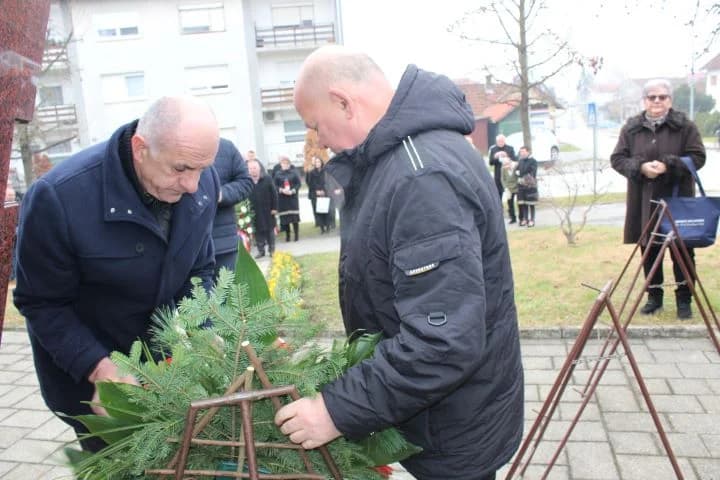 OBILJEŽAVANJE DANA GRADA PLETERNICE: Polaganjem vijenaca odana počast hrvatskim braniteljima