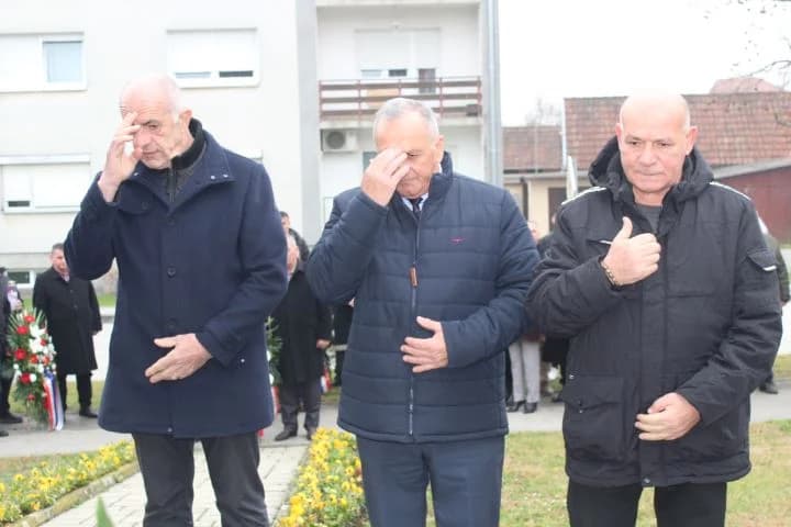 OBILJEŽAVANJE DANA GRADA PLETERNICE: Polaganjem vijenaca odana počast hrvatskim braniteljima