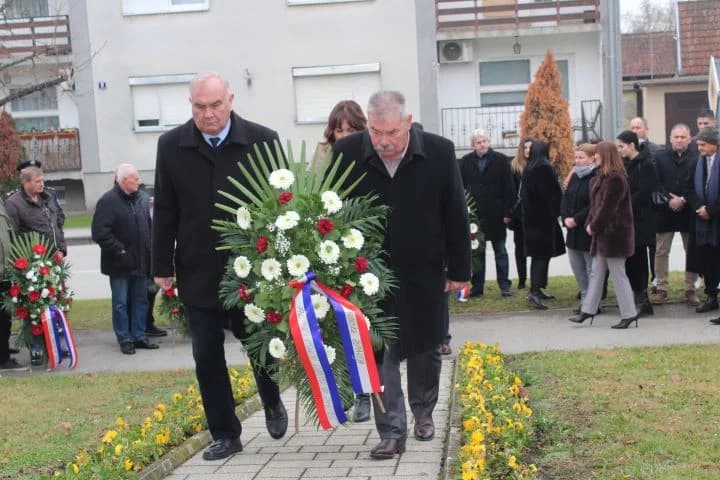 OBILJEŽAVANJE DANA GRADA PLETERNICE: Polaganjem vijenaca odana počast hrvatskim braniteljima