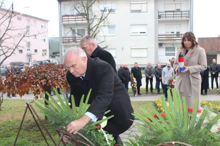 OBILJEŽAVANJE DANA GRADA PLETERNICE: Polaganjem vijenaca odana počast hrvatskim braniteljima