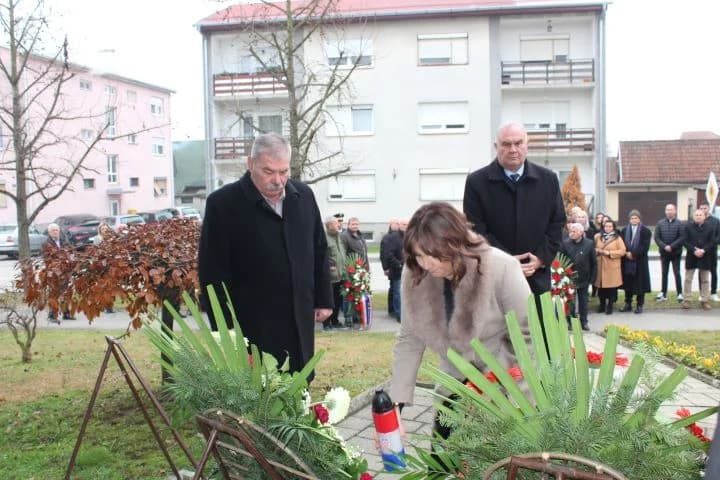 OBILJEŽAVANJE DANA GRADA PLETERNICE: Polaganjem vijenaca odana počast hrvatskim braniteljima