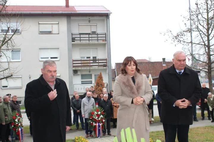 OBILJEŽAVANJE DANA GRADA PLETERNICE: Polaganjem vijenaca odana počast hrvatskim braniteljima