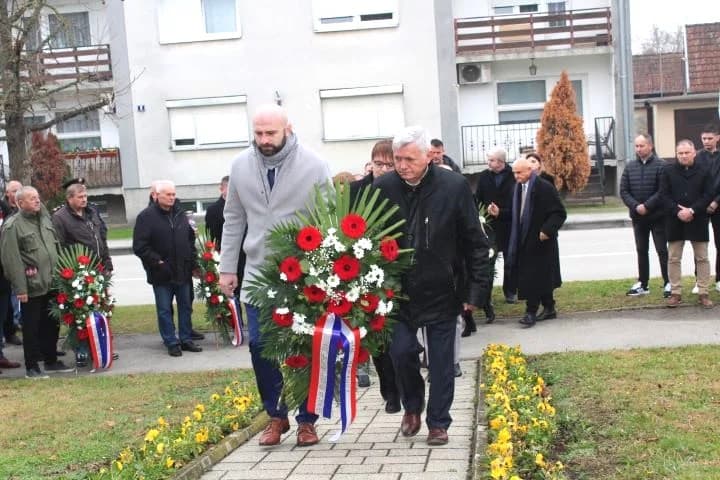 OBILJEŽAVANJE DANA GRADA PLETERNICE: Polaganjem vijenaca odana počast hrvatskim braniteljima