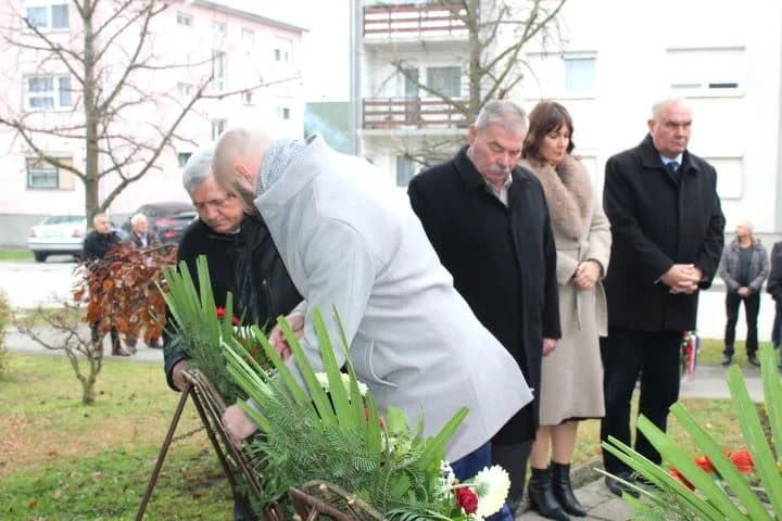 OBILJEŽAVANJE DANA GRADA PLETERNICE: Polaganjem vijenaca odana počast hrvatskim braniteljima