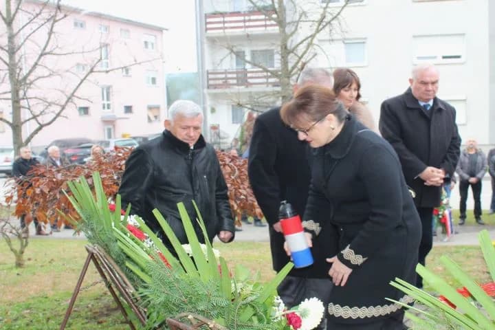 OBILJEŽAVANJE DANA GRADA PLETERNICE: Polaganjem vijenaca odana počast hrvatskim braniteljima