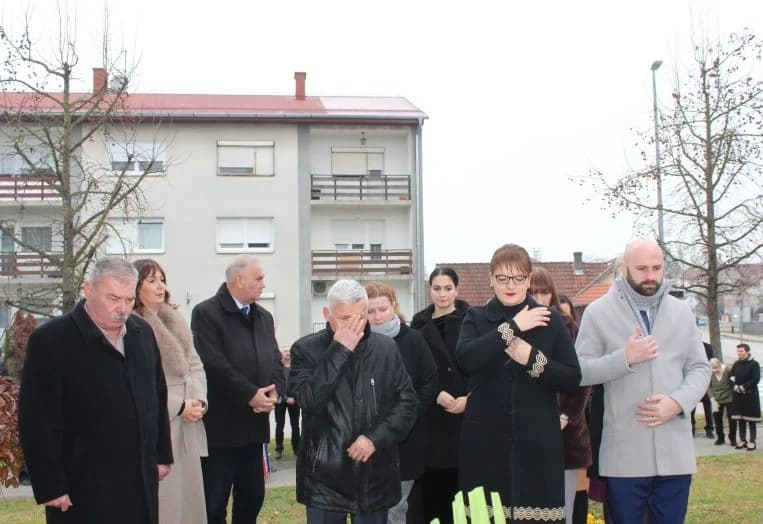OBILJEŽAVANJE DANA GRADA PLETERNICE: Polaganjem vijenaca odana počast hrvatskim braniteljima