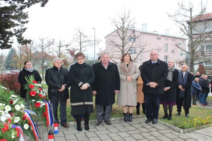OBILJEŽAVANJE DANA GRADA PLETERNICE: Polaganjem vijenaca odana počast hrvatskim braniteljima
