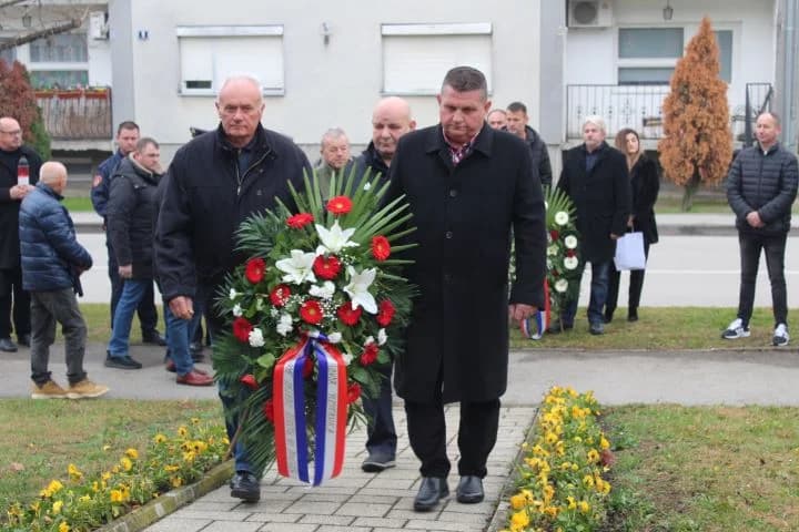 OBILJEŽAVANJE DANA GRADA PLETERNICE: Polaganjem vijenaca odana počast hrvatskim braniteljima