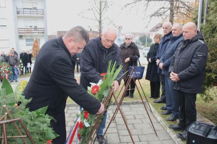 OBILJEŽAVANJE DANA GRADA PLETERNICE: Polaganjem vijenaca odana počast hrvatskim braniteljima