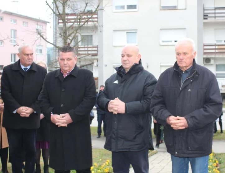 OBILJEŽAVANJE DANA GRADA PLETERNICE: Polaganjem vijenaca odana počast hrvatskim braniteljima