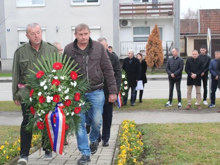 OBILJEŽAVANJE DANA GRADA PLETERNICE: Polaganjem vijenaca odana počast hrvatskim braniteljima