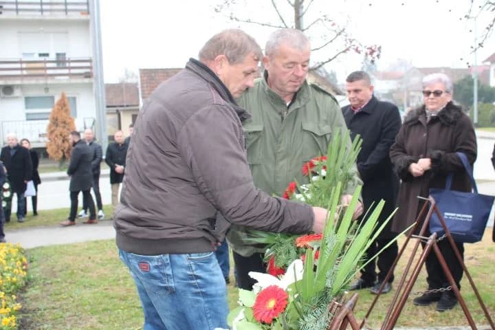 OBILJEŽAVANJE DANA GRADA PLETERNICE: Polaganjem vijenaca odana počast hrvatskim braniteljima
