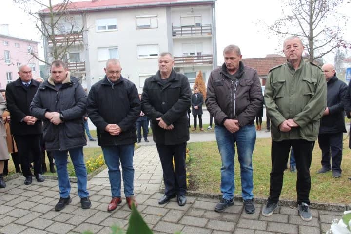OBILJEŽAVANJE DANA GRADA PLETERNICE: Polaganjem vijenaca odana počast hrvatskim braniteljima