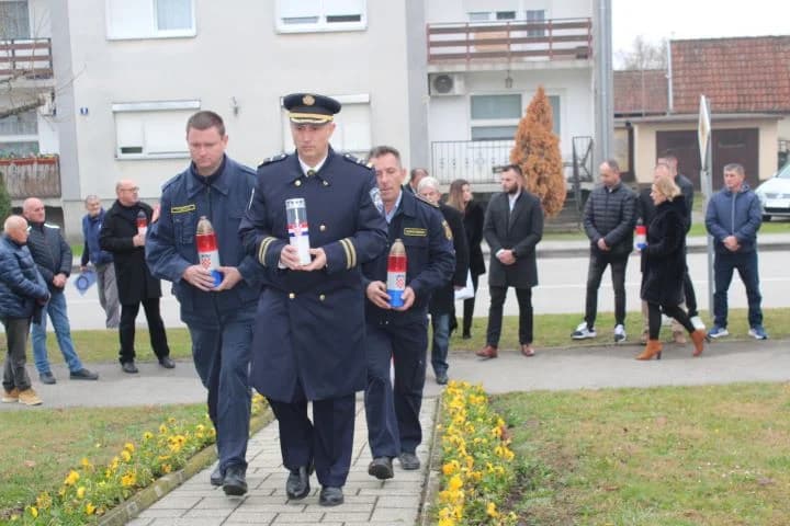 OBILJEŽAVANJE DANA GRADA PLETERNICE: Polaganjem vijenaca odana počast hrvatskim braniteljima