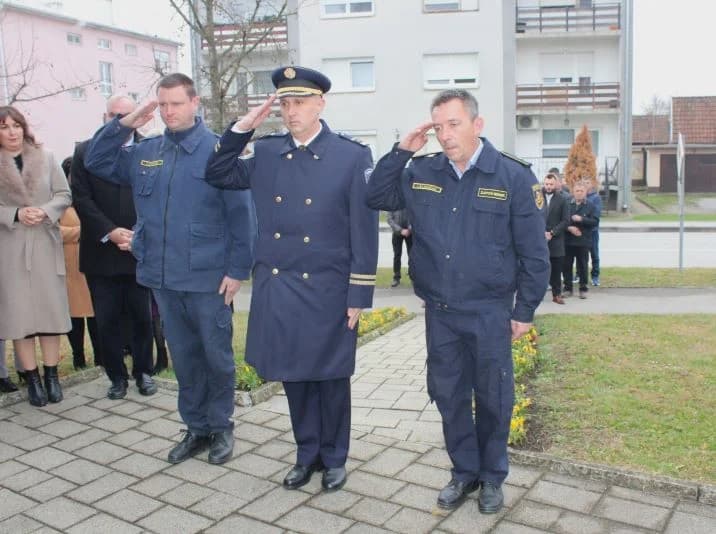 OBILJEŽAVANJE DANA GRADA PLETERNICE: Polaganjem vijenaca odana počast hrvatskim braniteljima