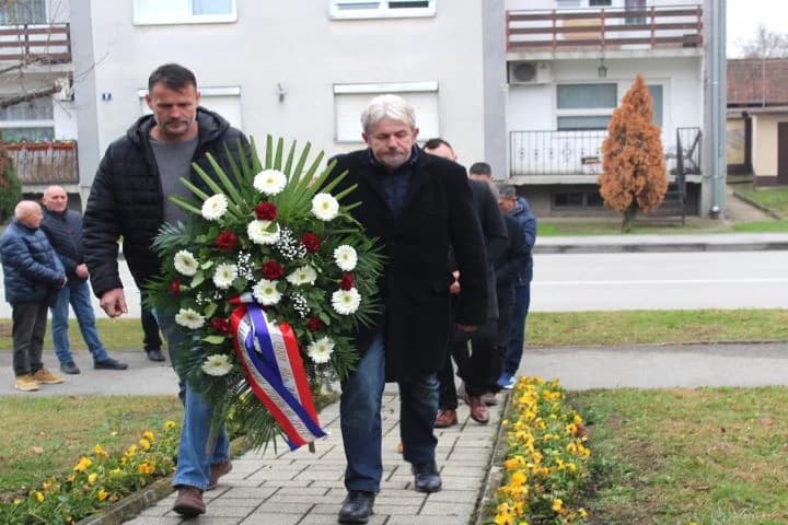 OBILJEŽAVANJE DANA GRADA PLETERNICE: Polaganjem vijenaca odana počast hrvatskim braniteljima