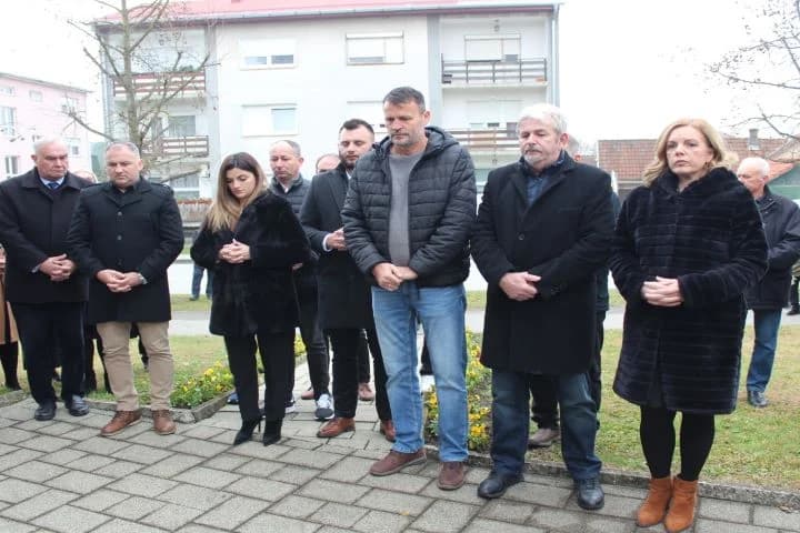 OBILJEŽAVANJE DANA GRADA PLETERNICE: Polaganjem vijenaca odana počast hrvatskim braniteljima