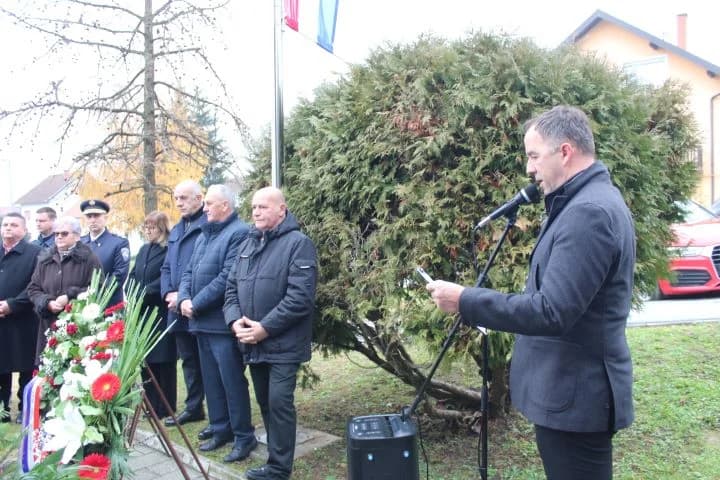 OBILJEŽAVANJE DANA GRADA PLETERNICE: Polaganjem vijenaca odana počast hrvatskim braniteljima