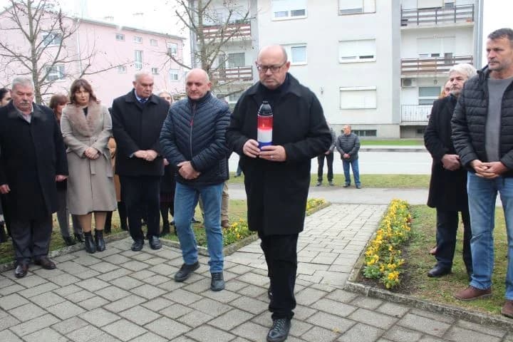 OBILJEŽAVANJE DANA GRADA PLETERNICE: Polaganjem vijenaca odana počast hrvatskim braniteljima