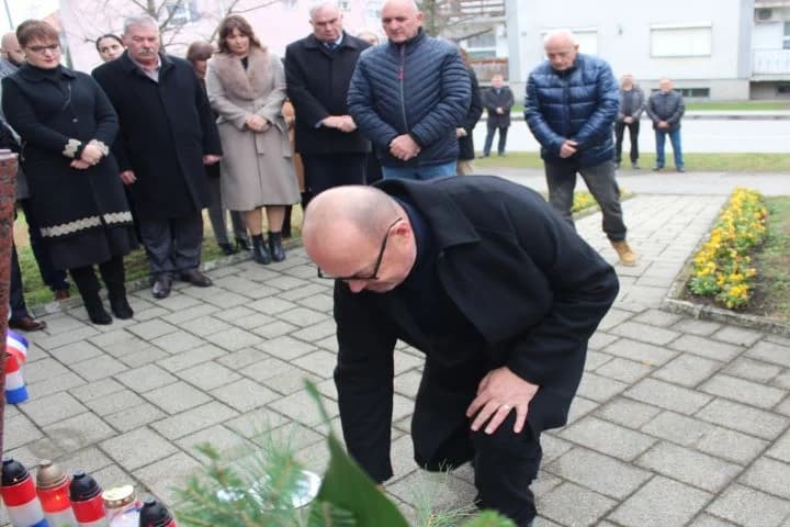 OBILJEŽAVANJE DANA GRADA PLETERNICE: Polaganjem vijenaca odana počast hrvatskim braniteljima