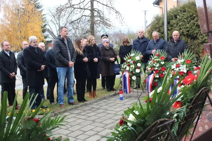 OBILJEŽAVANJE DANA GRADA PLETERNICE: Polaganjem vijenaca odana počast hrvatskim braniteljima