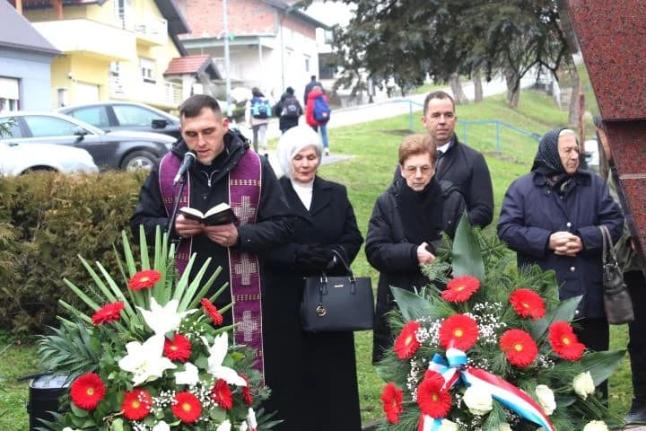 OBILJEŽAVANJE DANA GRADA PLETERNICE: Polaganjem vijenaca odana počast hrvatskim braniteljima