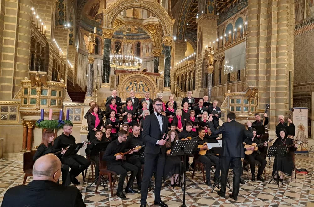 Požeški pjevači LZD Vila Velebita i Požeški tamburaški orkestar održali koncert u Pečuhu