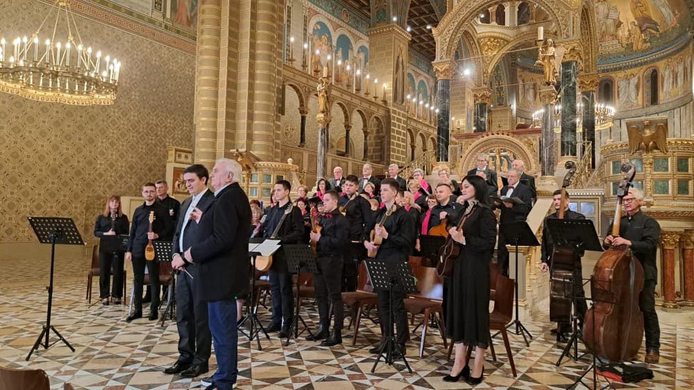 Požeški pjevači LZD Vila Velebita i Požeški tamburaški orkestar održali koncert u Pečuhu