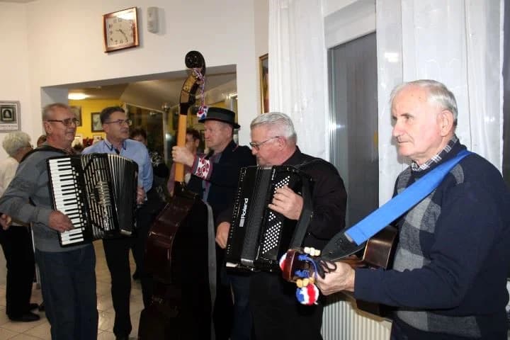 Pleternički umirovljenici posjetili Dom za starije i nemoćne osobe Baketarić u Resniku
