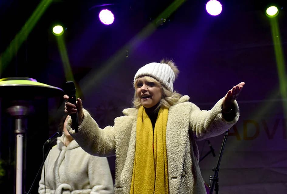 ZAPOČEO BOGAT ADVENTSKI PROGRAM U POŽEGI: Tajči i Gelo bend na početku!