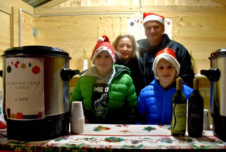 ZAPOČEO BOGAT ADVENTSKI PROGRAM U POŽEGI: Tajči i Gelo bend na početku!
