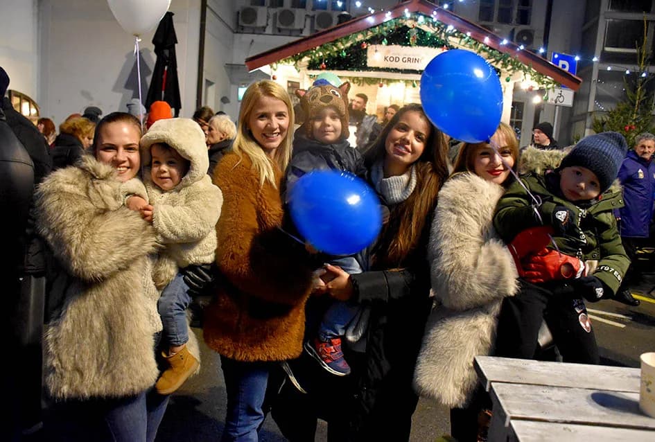 ZAPOČEO BOGAT ADVENTSKI PROGRAM U POŽEGI: Tajči i Gelo bend na početku!