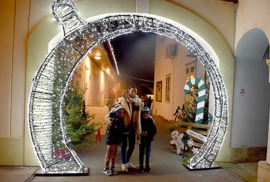 ZAPOČEO BOGAT ADVENTSKI PROGRAM U POŽEGI: Tajči i Gelo bend na početku!