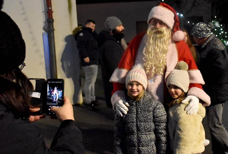 ZAPOČEO BOGAT ADVENTSKI PROGRAM U POŽEGI: Tajči i Gelo bend na početku!