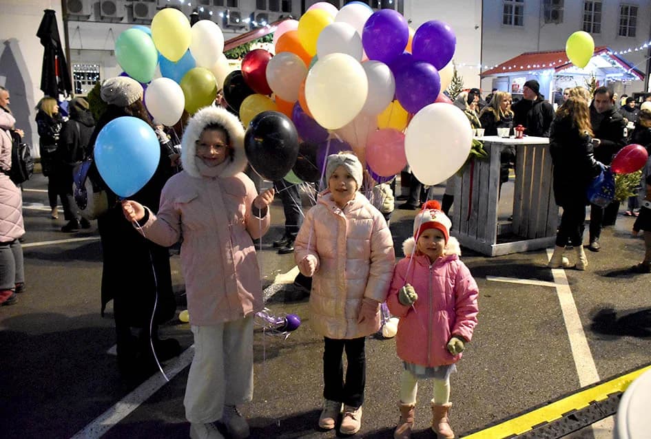 ZAPOČEO BOGAT ADVENTSKI PROGRAM U POŽEGI: Tajči i Gelo bend na početku!