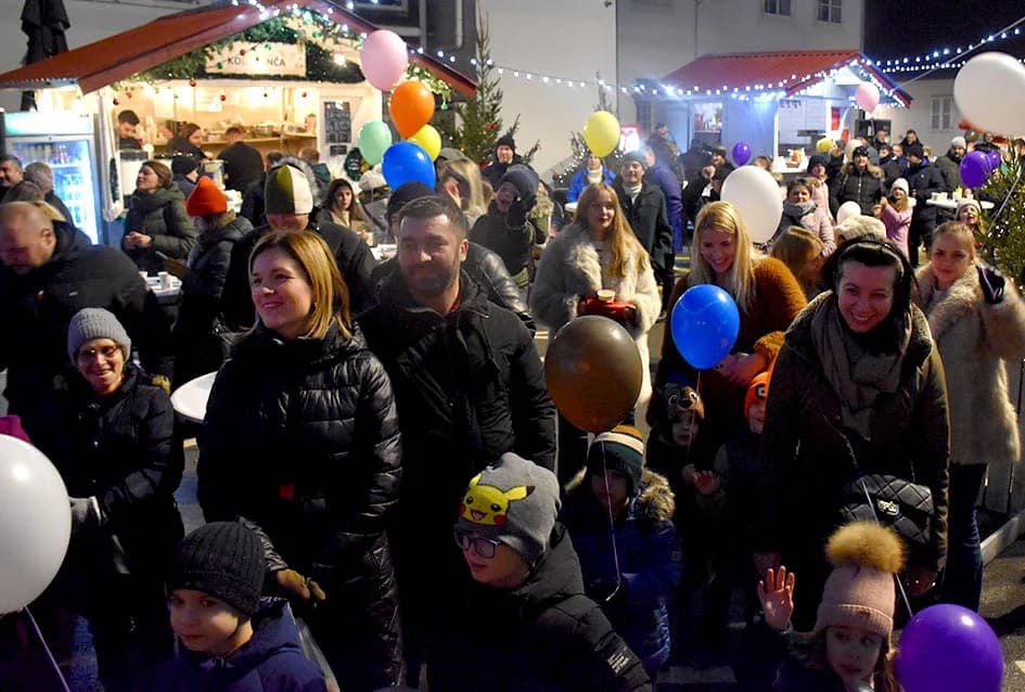 ZAPOČEO BOGAT ADVENTSKI PROGRAM U POŽEGI: Tajči i Gelo bend na početku!