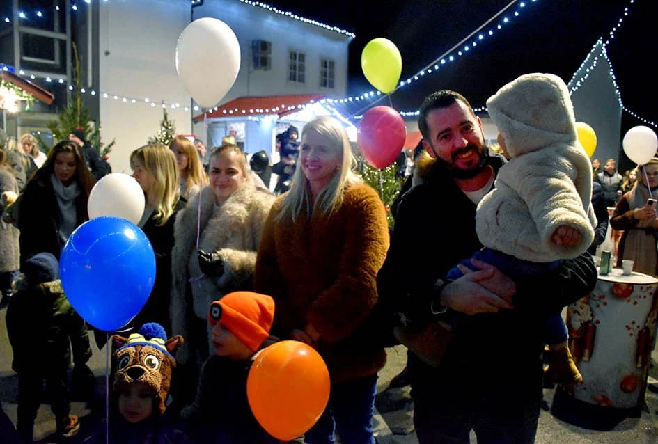 ZAPOČEO BOGAT ADVENTSKI PROGRAM U POŽEGI: Tajči i Gelo bend na početku!